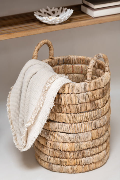 J-Line plaid ‘Muslin’ in een mand gestyled – zachte boho sfeer met natuurlijke accenten
