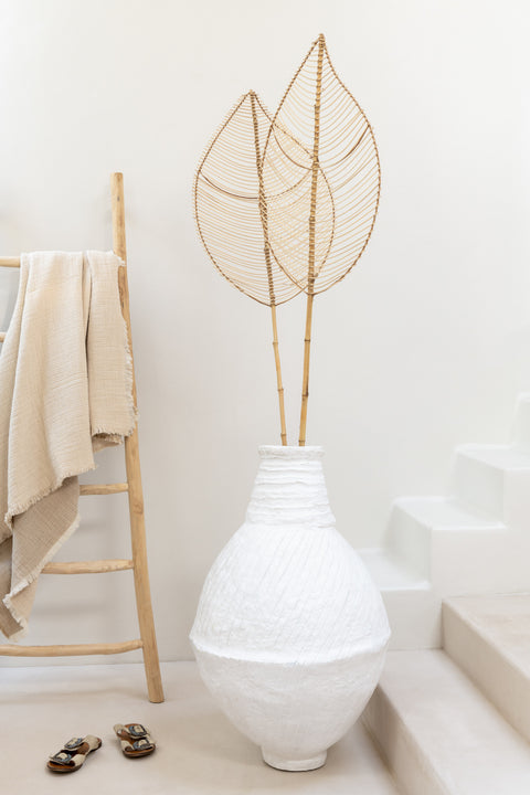 Beige plaid ‘Muslin’ van J-Line over een houten ladder – stijlvolle en serene styling in natuurlijke setting