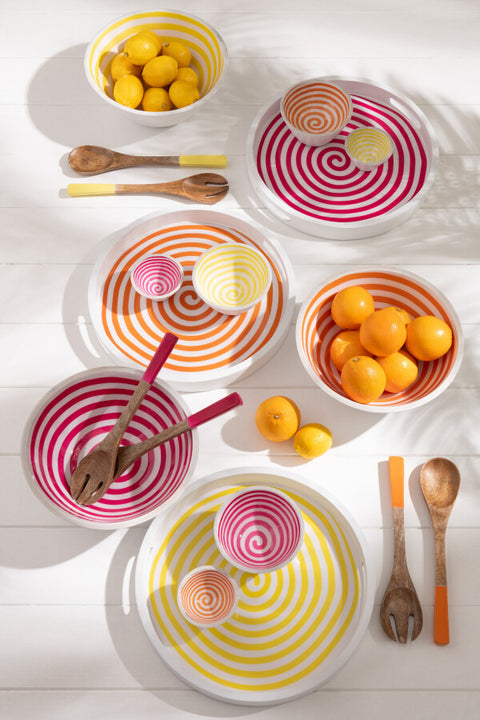 J-Line saladelepels ‘Mango Orange’ gestyled met kleurrijke gestreepte borden – zomerse, bohemian tafeldecoratie met natuurlijke accenten