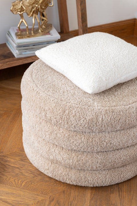 J-Line Set van 2 Kussens Cotton Cream – stijlvolle katoenen kussens beige/ivoor op poef