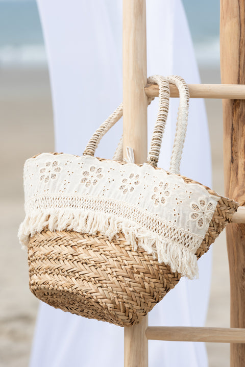 Strandtas ‘Flowers Crochet’ van J-Line gestyled op het strand – bohemian zomertasje in naturel tinten met bloemenaccenten
