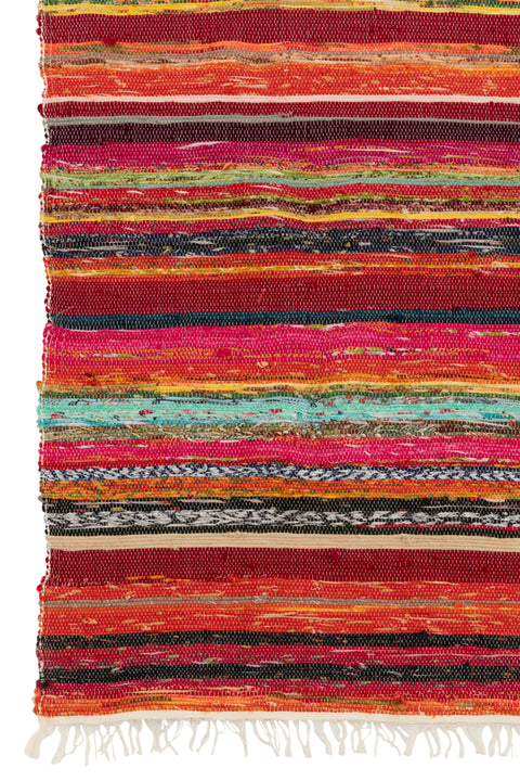 Detail van J-Line tapijt ‘Chindi’ – structuur van handgeweven katoen en polyester in levendige kleuren