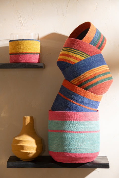 J-Line theelichthouder Color op wandplank met gekleurde accessoires – frisse, speelse styling in een boho interieur