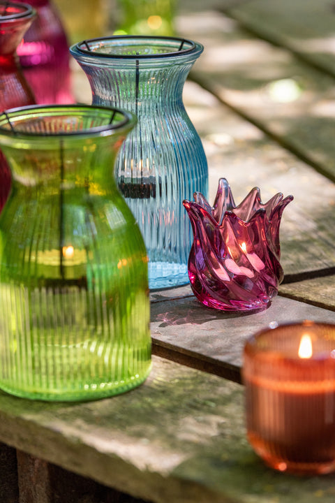 Close-up van theelichthouder ‘Pepa’ van J-Line – mondgeblazen gekleurd glas met unieke vorm