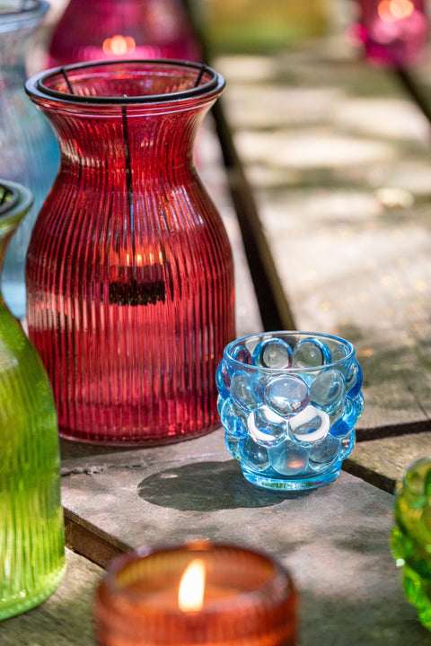 Detail van kleurrijk glas van J-Line theelichthouder ‘Pepa’ – ambachtelijke afwerking en warme tinten