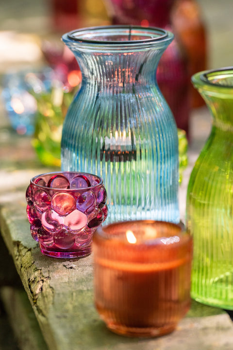 J-Line ‘Pepa’ theelichthouder van glas – detail van speelse kleurcombinatie in modern boho interieur
