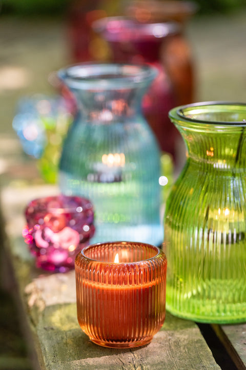 J-Line ‘Pepa’ theelichthouder van glas – detail van speelse kleurcombinatie in modern boho interieur
