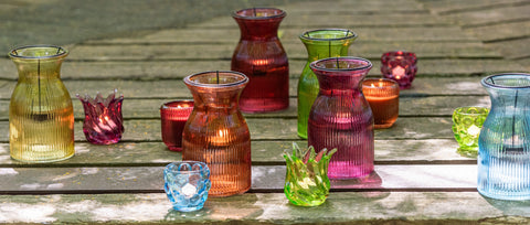 J-Line theelichthouders ‘Pepa’ op buitentafel met kleurrijke vaasjes – zomerse styling met speelse accenten