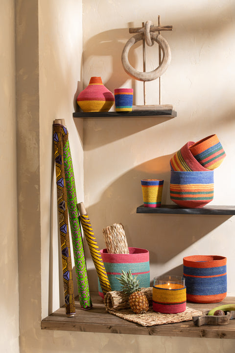 J-Line vazen ‘Stripes’ op wandplanken, gecombineerd met veelkleurige decoratie – speelse boho styling met natuurlijke materialen