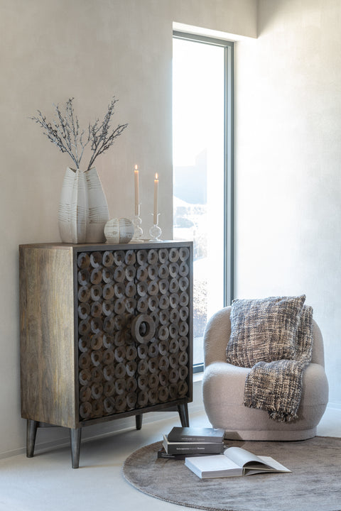 J-Line Zetel Teddy Warm Beige – cosy bouclé fauteuil in woonkamer