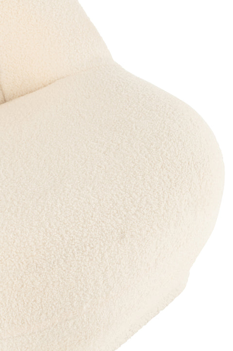 Close-up van afgeronde vormen van de J-Line 'Teddy White' fauteuil