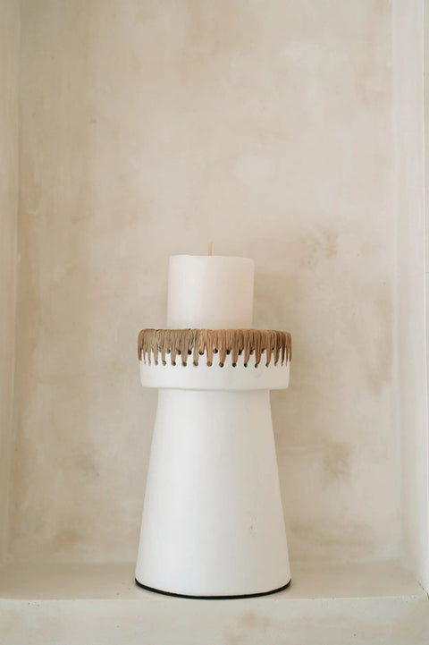 Kandelaar Pretty medium met kaars – sfeervolle decoratie tegen beige muur