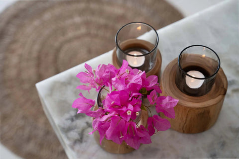 Kandelaars The Candle Trio – natuurlijke teak kandelaars in woonkamer styling