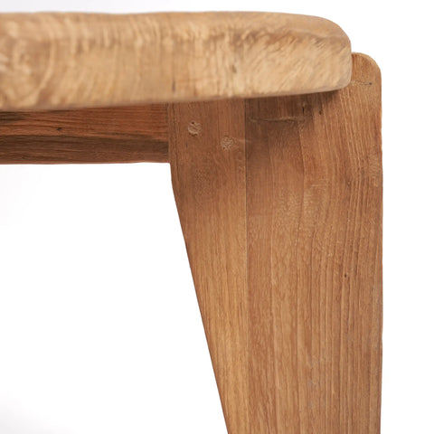 Detail van de houten poot van de Wabi Sabi koffietafel met zicht op de robuuste textuur van reclaimed teak