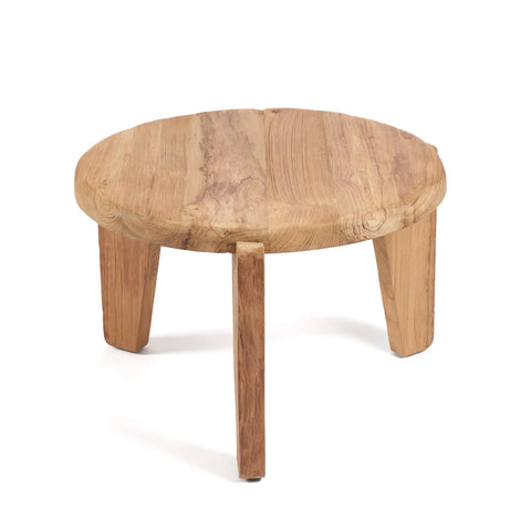 Ronde Wabi Sabi koffietafel van teakhout, volledig zichtbaar met rustiek oppervlak en stevige houten poten