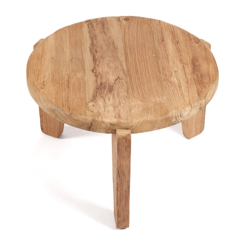Ronde Wabi Sabi koffietafel van teakhout, volledig zichtbaar met rustiek oppervlak en stevige houten poten