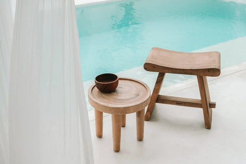 Krukje ‘Suar’ samen met houten tafeltje bij zwembad in een relaxte outdoor setting
