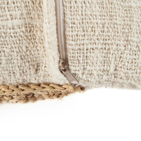 Achterzijde van kussenhoes ‘Raffia Stamp’ met katoenen sluiting in naturel kleur