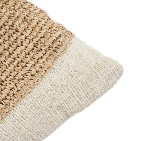 Detail van raffia afwerking aan de zijkant van kussenhoes ‘Raffia Stamp’