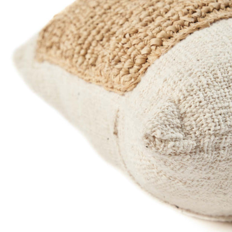 Natuurlijke textuur van raffia in close-up op de zijkant van het kussen