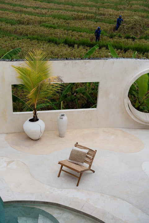 Kussenhoes ‘Raffia Stamp’ op loungezetel op terras in boho sfeer
