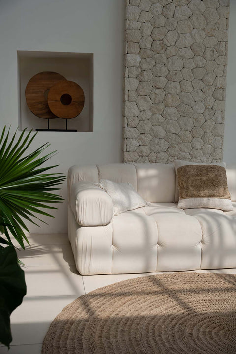 Natuurlijke kussenhoes van raffia als accent in wabi-sabi woonkamer