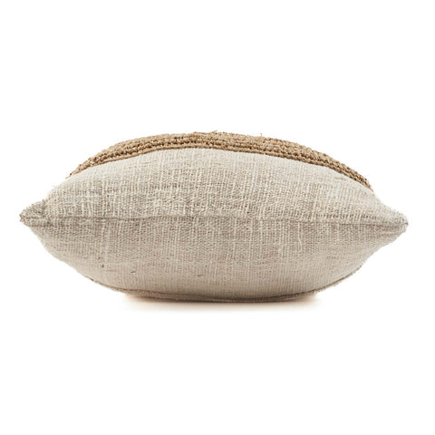 Zijkant van de kussenhoes ‘Raffia Stamp’ met zicht op textuur en dikte