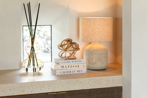 J-Line Lamp 'Mia' in beige interieur, gecombineerd met accessoires