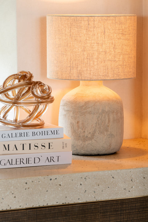 J-Line Lamp 'Mia' gecombineerd met andere beige interieurspullen