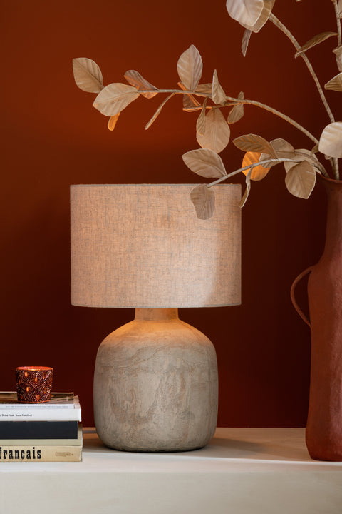 J-Line Lamp 'Mia' tegen bordeaux muur in boho interieur