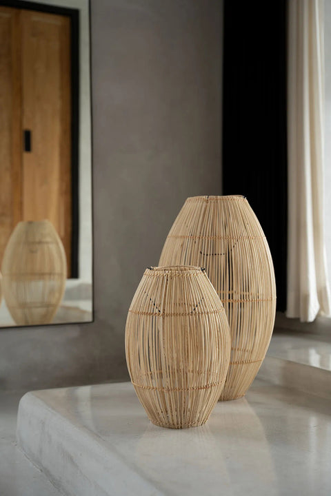 Lamp Zuri groot en klein formaat als staande lamp in grijs interieur