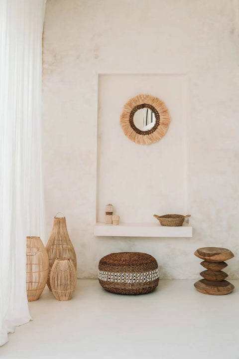 Lamp Zuri vloerlamp in bohemian interieur met rotan accenten