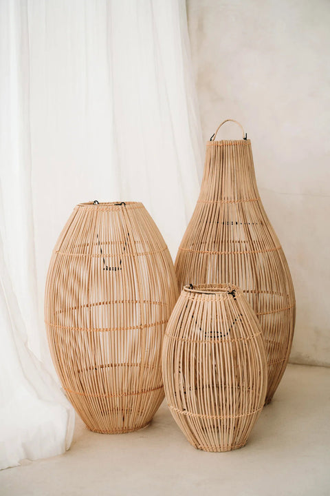 Lamp Zuri als vloerlamp gecombineerd met andere lampen in interieur