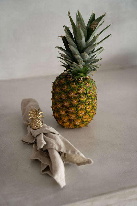 Linnen servet gecombineerd met een ananas als decoratie