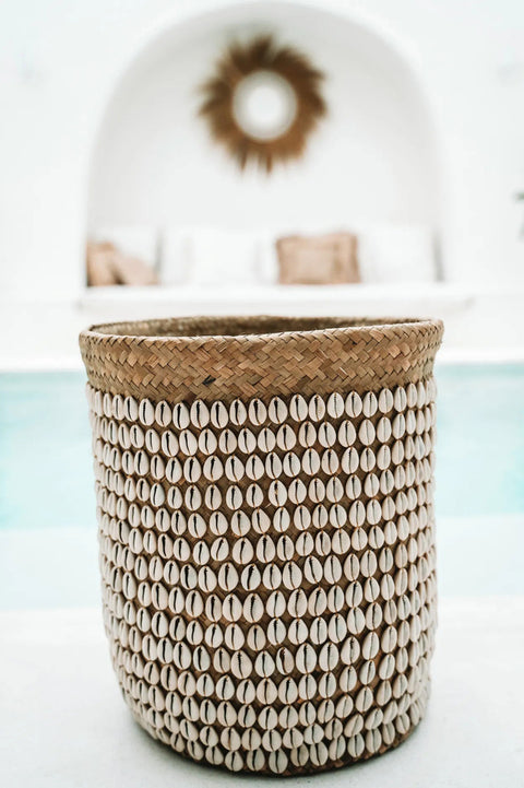 Mand ‘The Pandan #1’ – rotan mand met schelpen in boho interieursetting