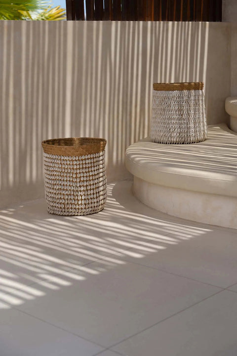 'The Pandan #1’ buiten op terras – decoratieve rotan mand met schelpen