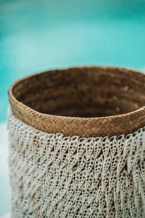 Detail Mand The Pandan #2 – schelpen en vlechtwerk bij zwembad