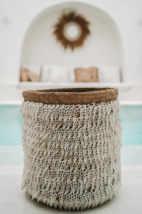 Mand The Pandan #2 – tropische mand met schelpen bij zwembad