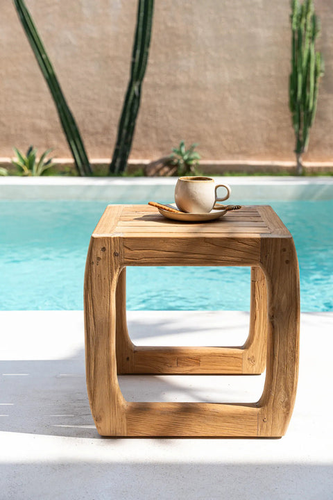 Mok Cascais Medium gevuld met koffie op houten tafeltje bij zwembad