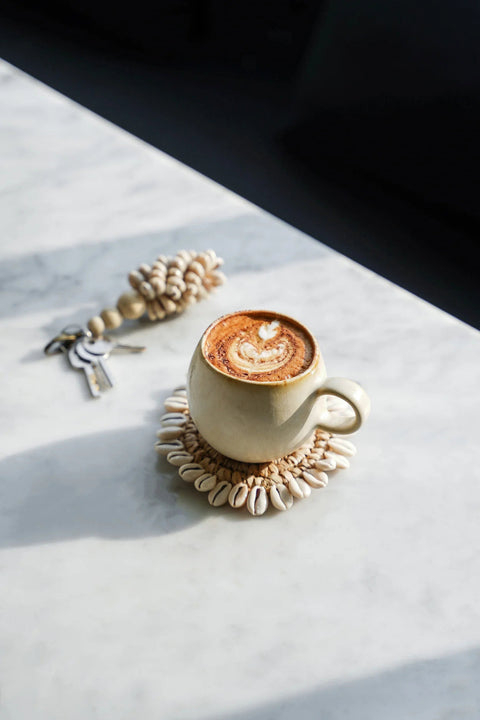 Mok Cascais Medium boho stijl met koffie op rotan onderzetter