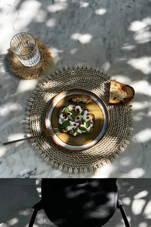 Placemat Seagrass & Shells buiten gebruikt in zomerse setting