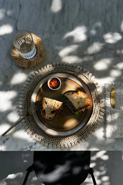 Placemat Seagrass & Shells met diner setting in boho stijl