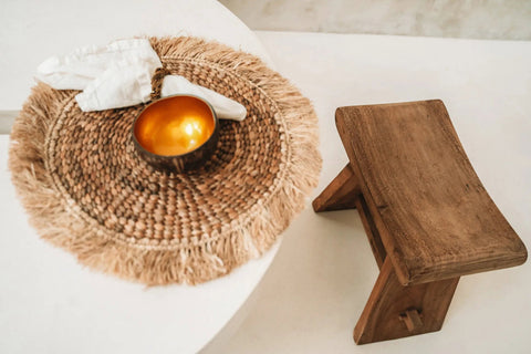 Placemat 'Water Hyacinth' met kommetje en servet op houten krukje