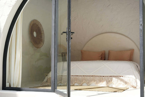 Plaid 'Beber Natural' over bed in boho slaapkamer, Casa Mimi