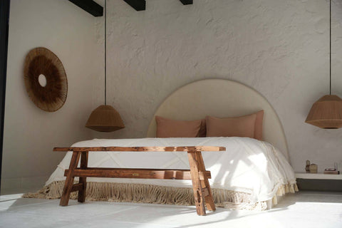 Plaid 'Beber Natural' over bed, boho kamer, warme sfeer