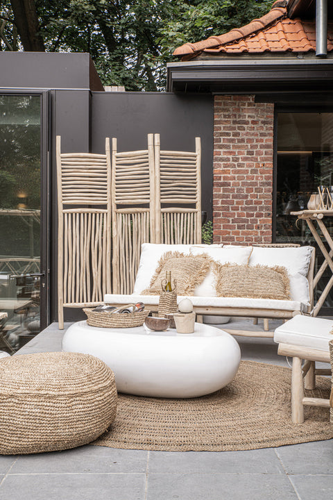Poef 'Raffia Flores' buiten in boho setting, Casa Mimi