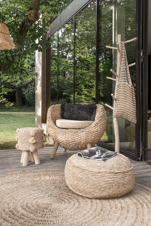 Poef 'Raffia Flores' buiten in boho lounge setting
