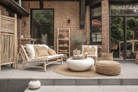Poef 'Raffia Flores' buiten gecombineerd met andere poefs
