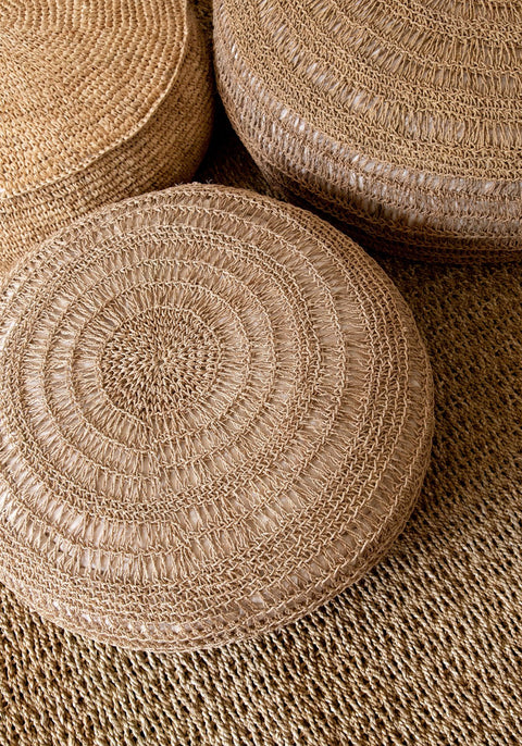 Detail van poef 'Raffia Flores' in combinatie met andere poefs