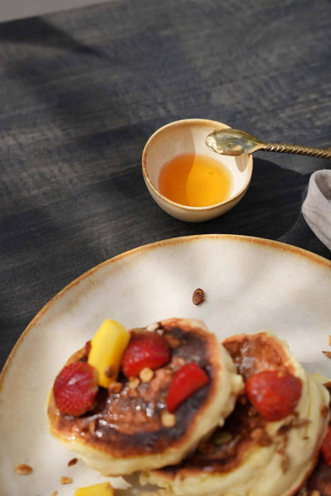 Sauskom Cascais Small gebruikt als honingkommetje bij ontbijt met pannenkoeken